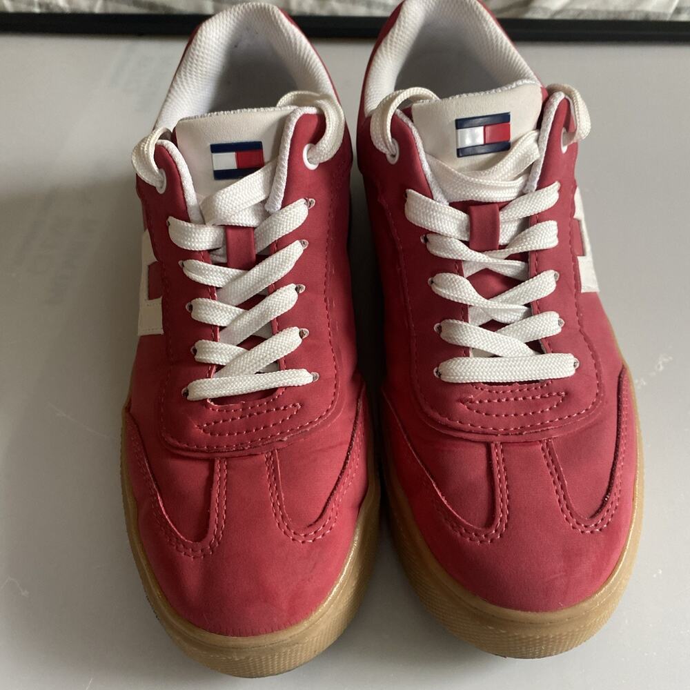 Tommy Hilfiger Women’s Sneaker Gum Sole Size 8